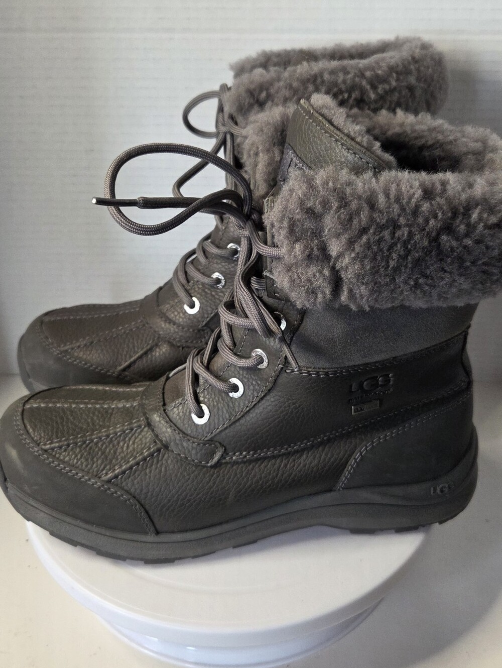 Ugg Adirondack 11 NWOB Women's Grey Leather & Suede Waterproof Boots Size 9